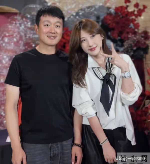 佟大为夫妇为董璇庆生,关悦挽着老公好恩爱,姐妹团在KTV唱歌