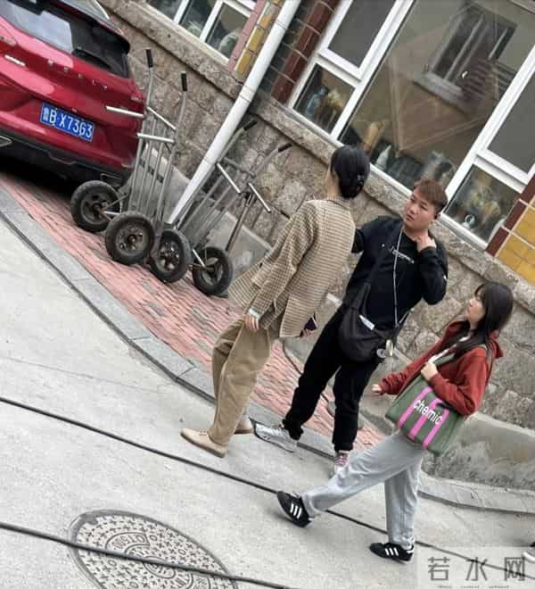 42岁蒋欣现身山东农村,她穿着一身朴素的衣服,看起来土味十足!