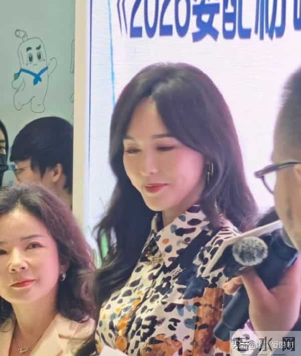 唐嫣现身上海进博会，她明媚动人，高挑身姿大长腿，美韵天成！