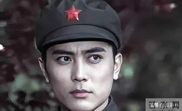 他曾是北影厂第一美男，退居幕后20年担任制片人，如今老的不敢认