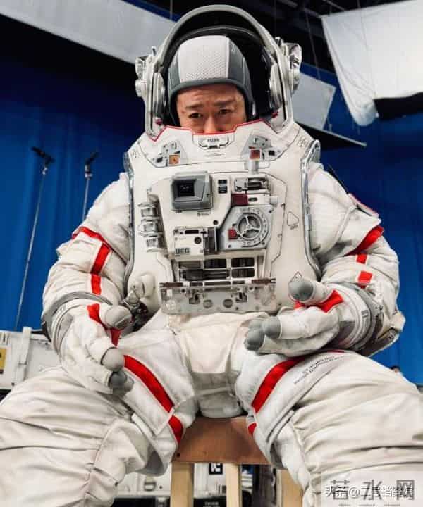 吴京深夜发文，短短4个字就让网友炸开了锅，担心的事还是发生了