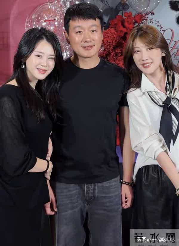 佟大为夫妇为董璇庆生,关悦挽着老公好恩爱,姐妹团在KTV唱歌