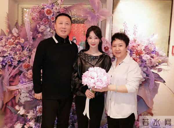 “面部塑料感重”发酵3天后，杨紫更新新动态，宋丹丹的话遭反转