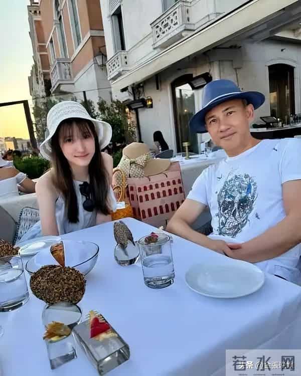 郭可盈在香港买37万国产电车,与丈夫现身提车,林文龙打扮好时尚