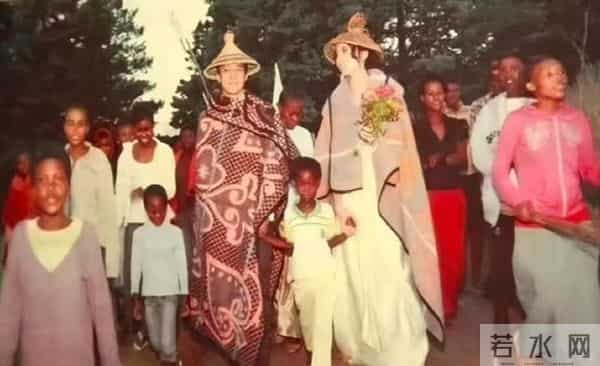 吴彦祖晒与妻子合影!Lisa皮肤粗糙褶多还秃顶,网友:以为是兄弟