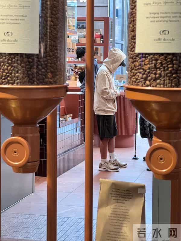 周杰伦带老婆在墨尔本,没胡子满脸褶,眼袋硕大跟半月前判若两人