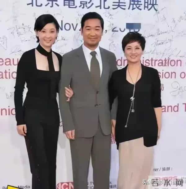 70岁张国立携妻子与友人聚餐,头顶白发老态明显,邓婕气质优雅