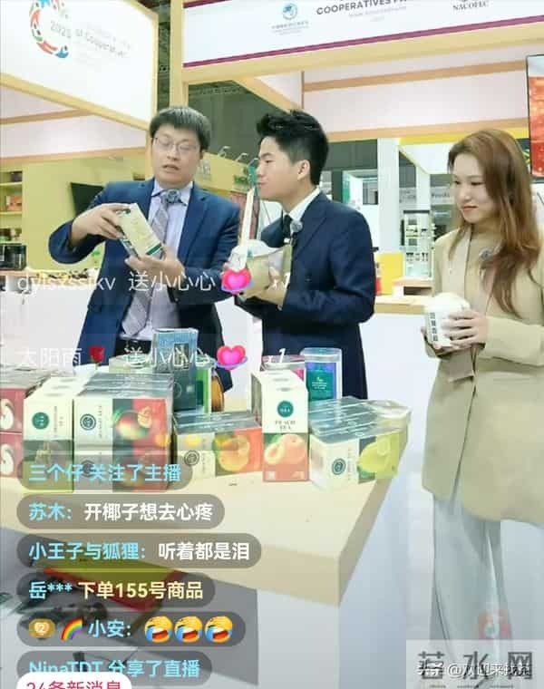 丈母娘瞬间泪崩，董宇辉逛供销馆说有过开椰子的经验，