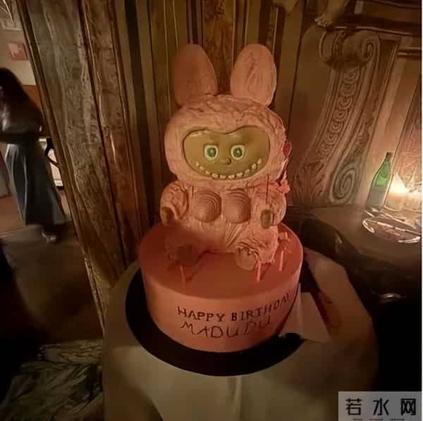 拒绝优雅退场,67岁麦当娜疯狂重启人生,跨龄恋只是冰山一角