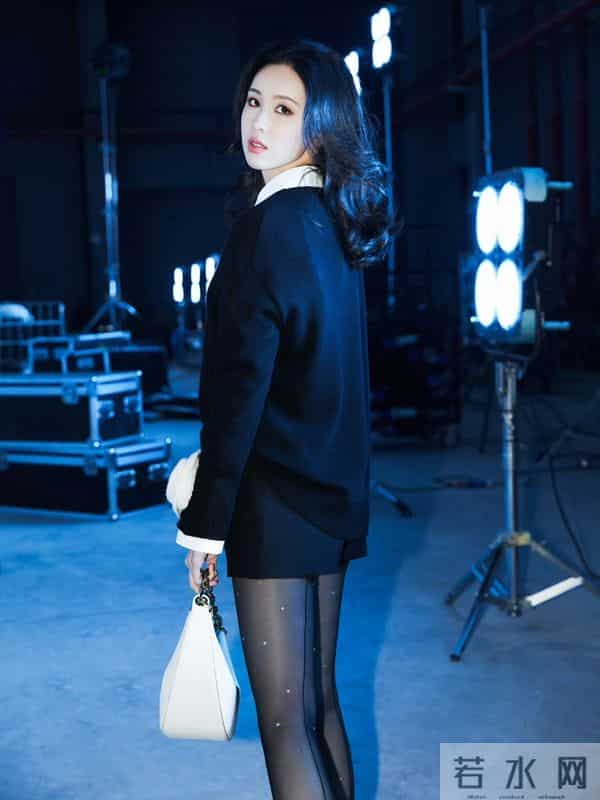 陈都灵黑丝造型突破风格,亮片丝袜搭配复古穿搭尽显别样魅力