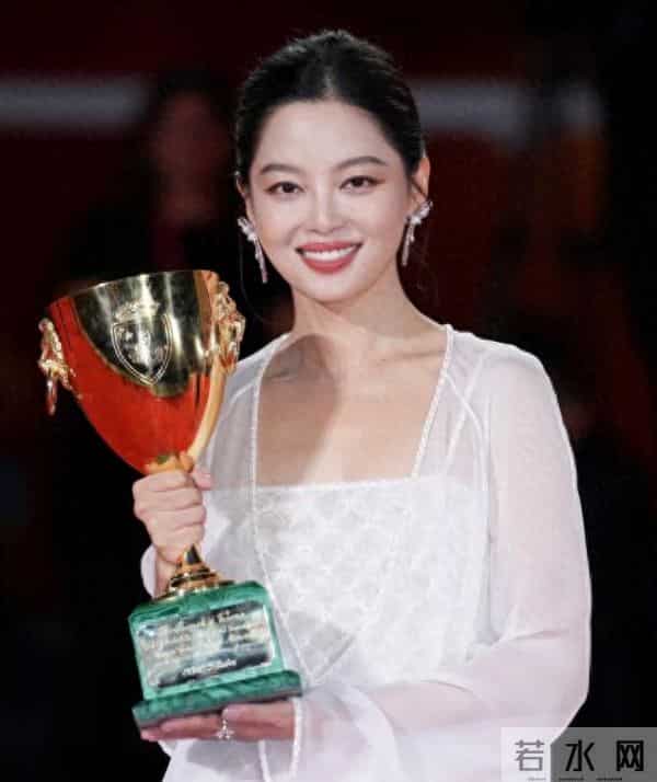 辛芷蕾不忍了！疑似6连问回击郝蕾，顺手替王传君出了口“恶气”