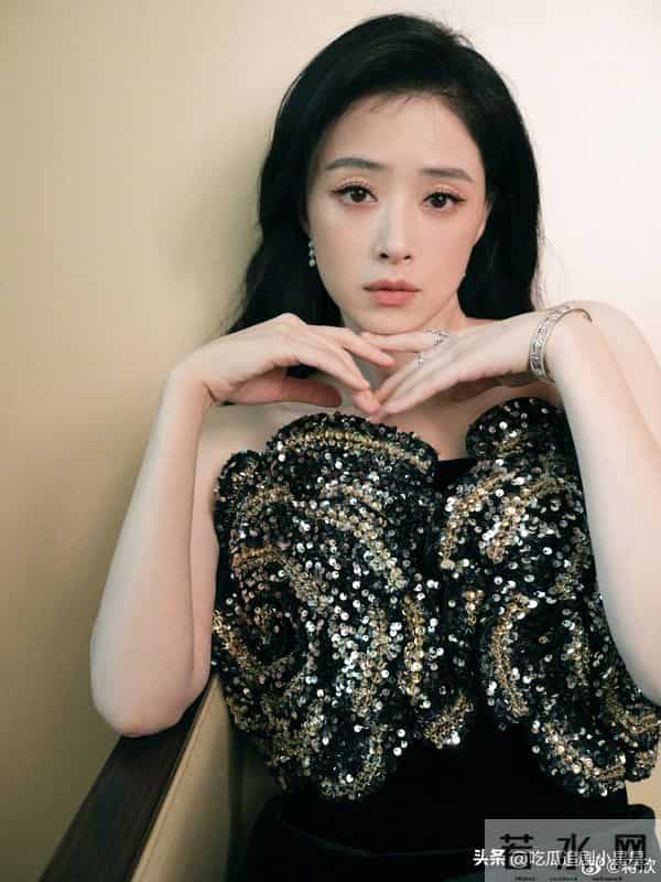 蒋欣 皮肤雪白光彩照人 天鹅颈超吸睛 果然瘦了更美