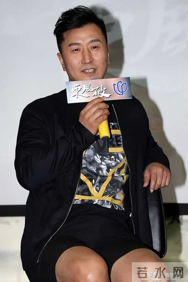 他靠《亮剑》火遍全国,如今55岁白发丛生,一身肌肉太亮眼