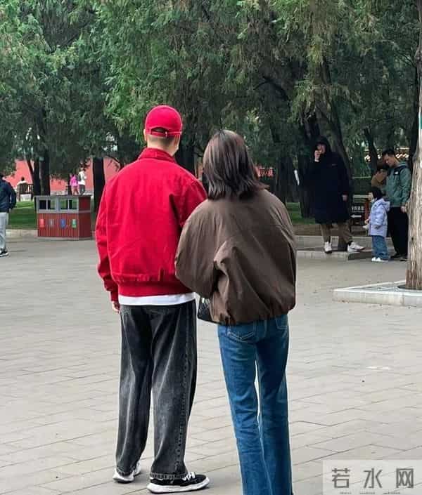 李纯马頔新婚逛地坛公园，李纯真人很瘦大长腿，男方贴心帮她提包