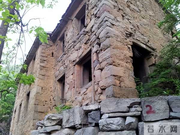 2年前,那个砸神像、睡坟场“八字命硬”的网红,如今怎么样了?