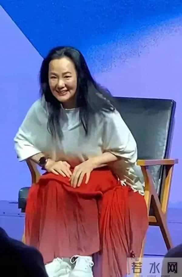 55岁咏梅首谈更年期，她素颜上台、直面皱纹，老了却依然优雅美丽