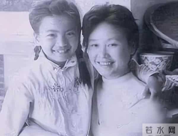 57岁的歌唱家张也,用亲身经历证明了:不结婚一样可以过得很好