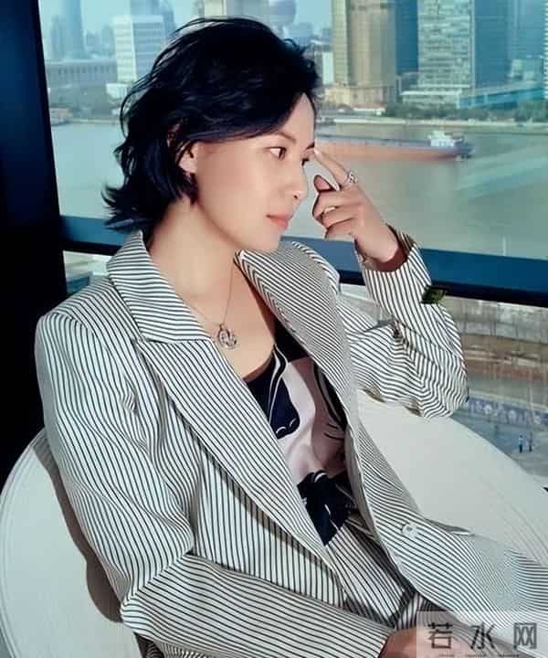 她是金牌美女主持，嫁上海首富生3个孩子，54岁看着像34岁好年轻