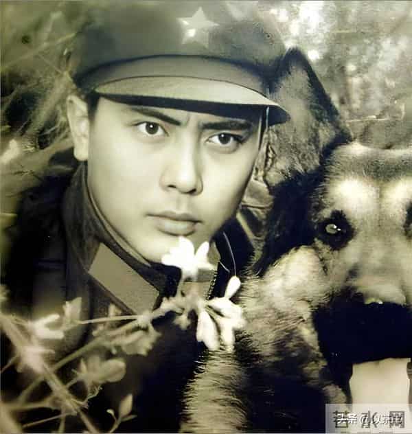 他曾是北影厂第一美男，退居幕后20年担任制片人，如今老的不敢认