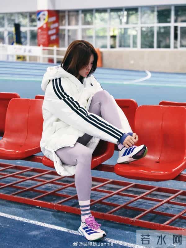 全运会加油!吴艳妮收到阿迪加油桶,手捧定制战靴和足球甜美留影