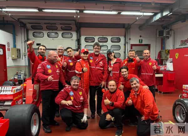 林志颖带妻子参加活动，陈若仪穿粉色旗袍不像40岁，一双腿好招摇