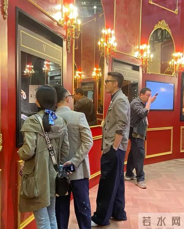 胡兵上海进博会遇何超琼,两人拍照合影!