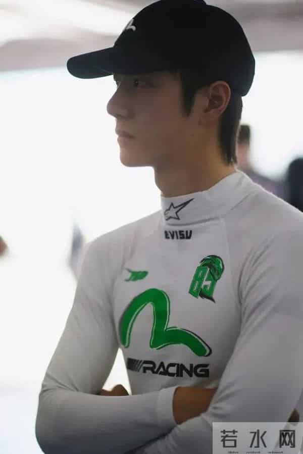 “王一博已成立个人独资工作室”上热搜,引发其是否与乐华续约的猜测;乐华2025年中报未提及王一博