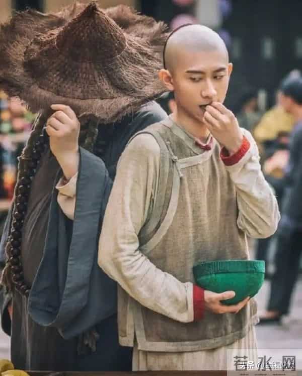 被"发腮"的张一山惊艳,33岁终于长开,网友:杨紫得避嫌了