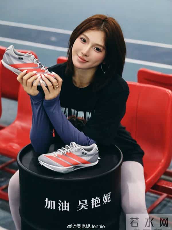 全运会加油!吴艳妮收到阿迪加油桶,手捧定制战靴和足球甜美留影
