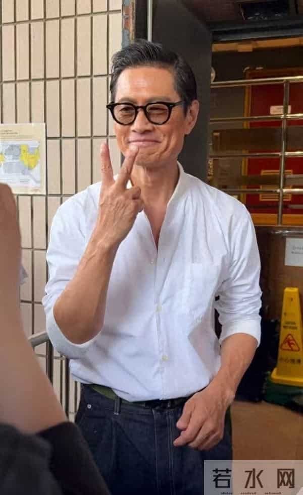 TVB前型佬男星被指断崖式暴瘦！脸颊凹陷现老态，自曝是压力太大