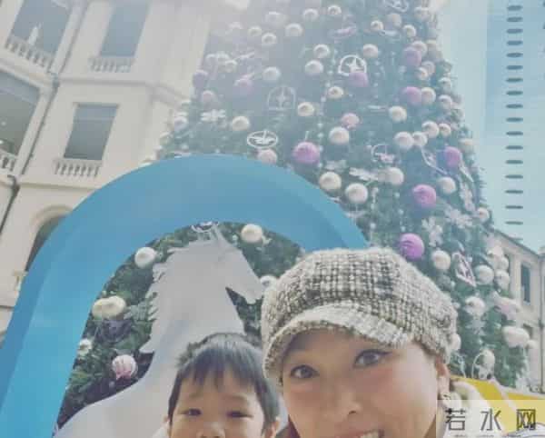 55岁香港著名女歌手的近况曝光，曾因不育通过领养方式实现母亲梦