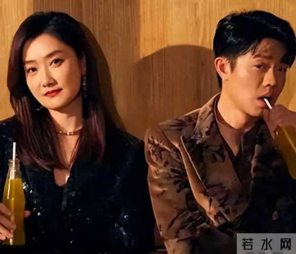 45岁玲花现身外甥婚礼，穿蒙古袍配宽檐帽松弛贵气，长胖后更美了