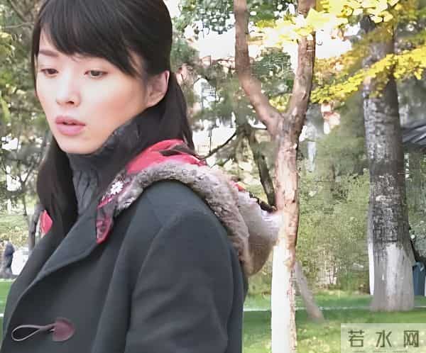 她26岁成双料影后,二婚嫁靳东高龄生下两子,今48岁美得自信从容