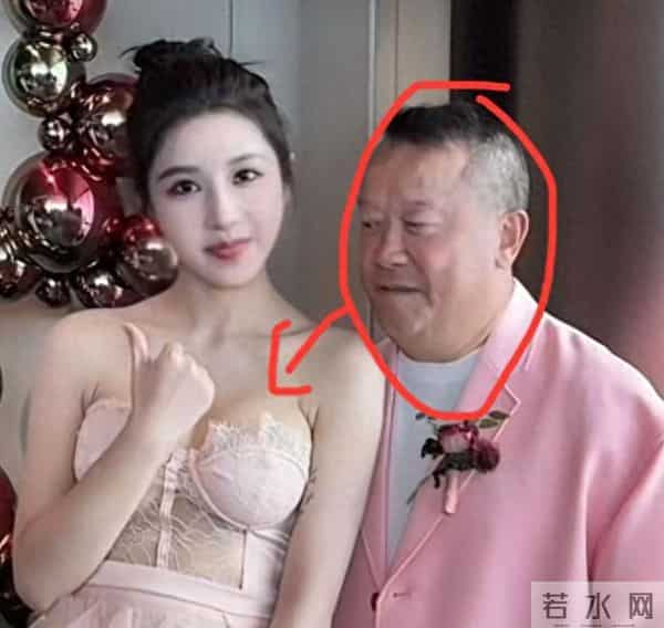 和乔妹合照后,陈百祥又曝曾志伟盯上了余咏珊,小心思演都不演了