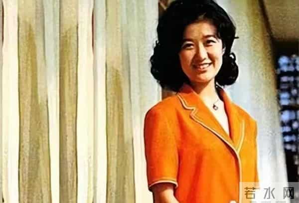 她曾是央视第一美女,赴港生子后离开央视,如今远居美国不再露面
