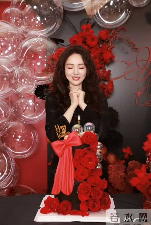 董璇46岁生日照难掩孕味，捧蛋糕真的很有气质，女儿小酒窝好漂亮