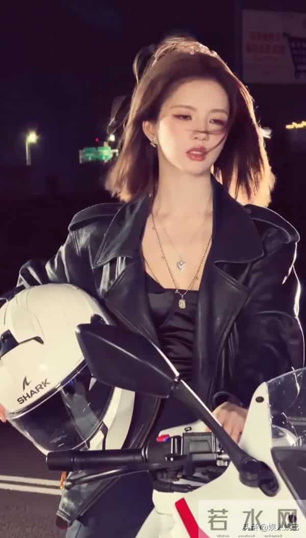 刘些宁身着紧身皮衣,尽显火辣身材,化身机车女神,魅力大爆发!