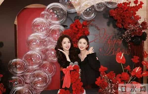 董璇46岁生日晒照,手捧蛋糕看着孕味初显肚子像四个月 满脸幸福感