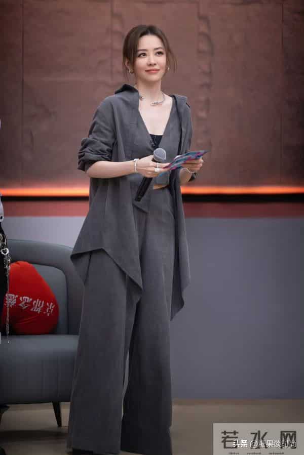 哇噻,灰色搭配已经火成这样了吗,41岁张靓颖一身灰搭配,好妩媚
