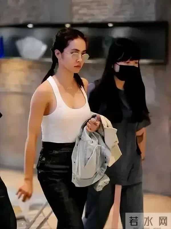 蔡依林的身材是女星里的权威 哪个敢和她比较，关键她还特别娇小