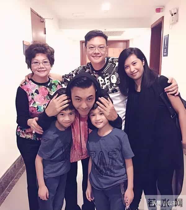 陈伟霆的妈妈是她,富家千金喜爱养狗面相慈祥,抚养仨孩子长大