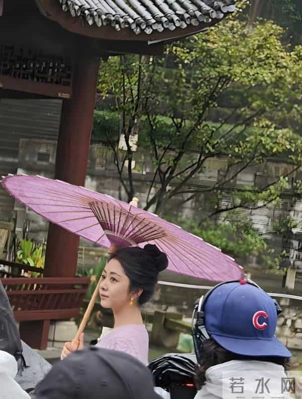 谭松韵回泸州老家录综艺,穿香芋紫的她娇小又甜美,一点不像35岁