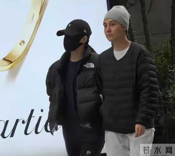 阿娇与皇甫圣华挽手逛街感情稳定!原来她一直钟爱陈冠希这款啊。