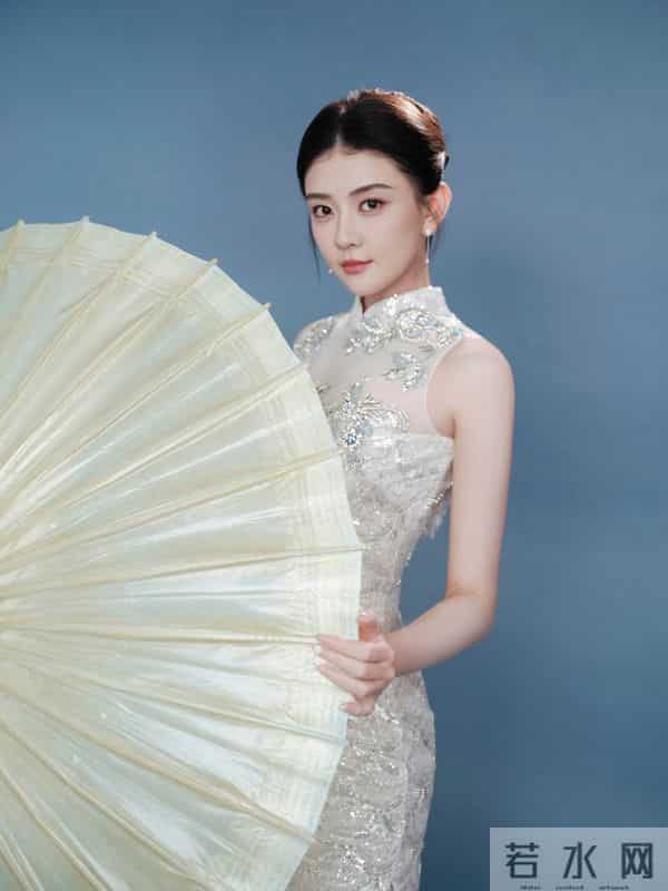 梁洁一袭银白亮片旗袍，勾勒窈窕身段，太美了