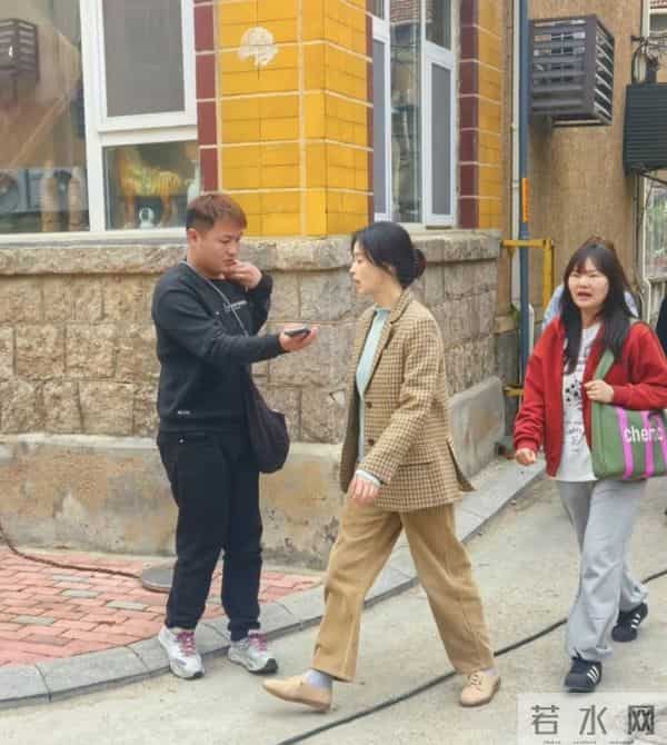 42岁蒋欣现身山东农村,她穿着一身朴素的衣服,看起来土味十足!