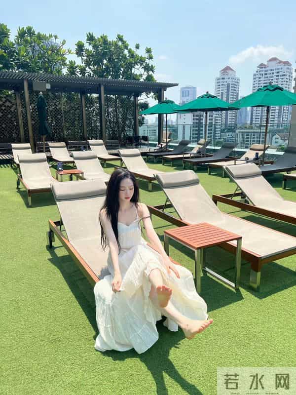 柳智敏，吊带裙光脚丫唯美写真