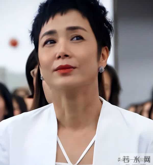 国内挣钱国外花?59岁的蒋雯丽又瘦又老,如今的下场怪不了别人