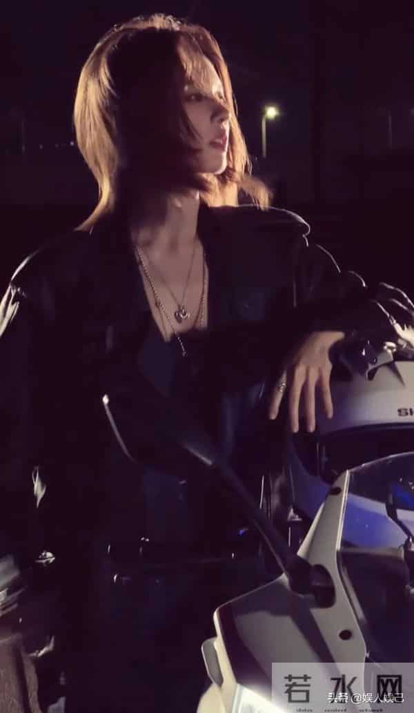 刘些宁身着紧身皮衣,尽显火辣身材,化身机车女神,魅力大爆发!