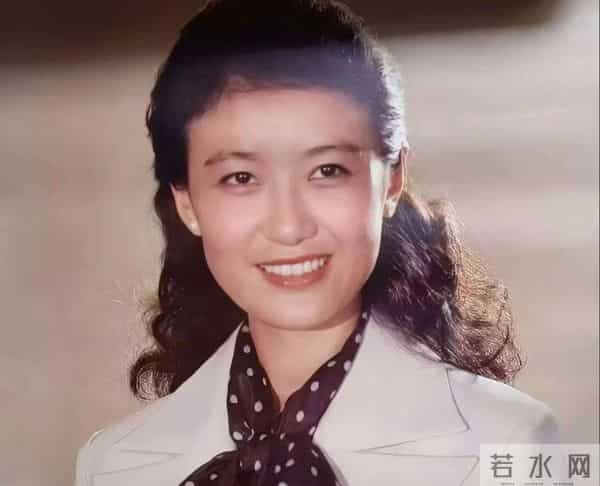 她曾是央视第一美女,赴港生子后离开央视,如今远居美国不再露面