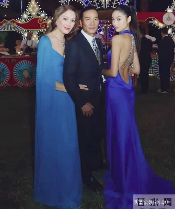 70岁任达华全家亮相!21岁女儿逆天大长腿惊艳全场,气质太像妈